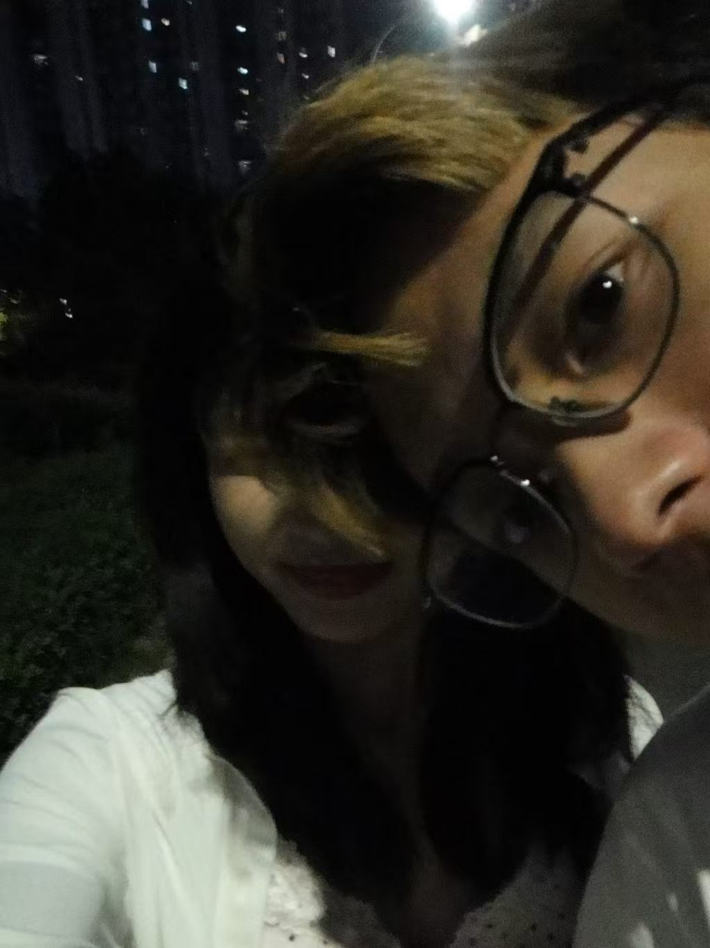 夜间贴脸自拍